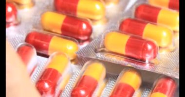 Tabaktaki antibiyotik kapsülü.