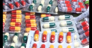 Tabaktaki antibiyotik kapsülü.