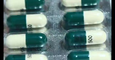 Tabaktaki antibiyotik kapsülü.