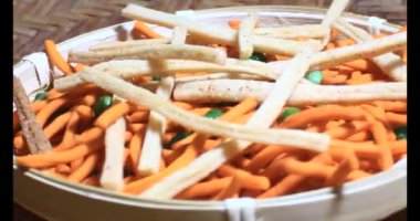 Baharatlı tavuk kanadı pişir.