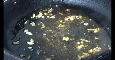 Baharatlı tavuk kanadı pişir.