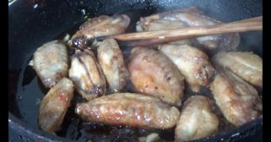 Baharatlı tavuk kanadı pişir.