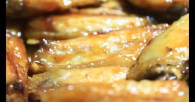 Baharatlı tavuk kanadı pişir.