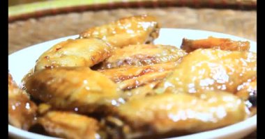 Baharatlı tavuk kanadı pişir.