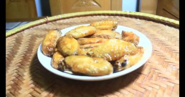 Baharatlı tavuk kanadı pişir.