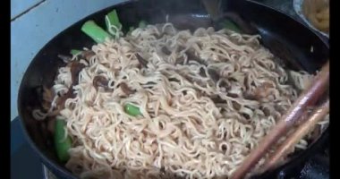 Sebzeli ve yumurtalı kızarmış erişte.