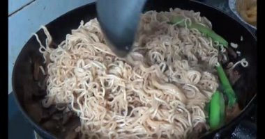 Sebzeli ve yumurtalı kızarmış erişte.