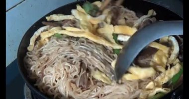 Sebzeli ve yumurtalı kızarmış erişte.