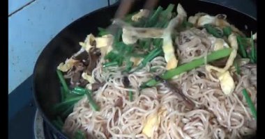 Sebzeli ve yumurtalı kızarmış erişte.