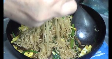 Sebzeli ve yumurtalı kızarmış erişte.