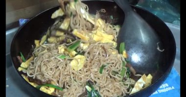 Sebzeli ve yumurtalı kızarmış erişte.