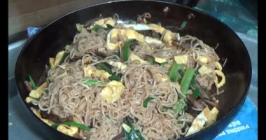 Sebzeli ve yumurtalı kızarmış erişte.