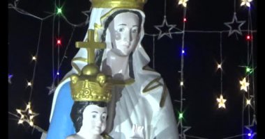 25 Aralık 2024, Haiduong, Vietnam. Noel arifesinde herkes kilisede kutlama yapar.