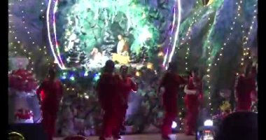 25 Aralık 2024, Haiduong, Vietnam. Noel arifesinde herkes kilisede kutlama yapar.