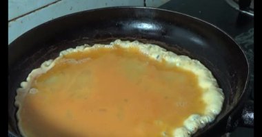 Tavada yumurta kızart.