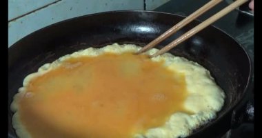 Tavada yumurta kızart.