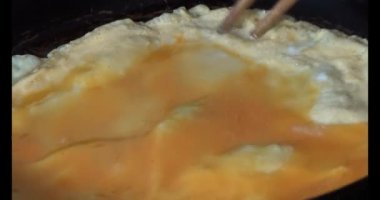 Tavada yumurta kızart.