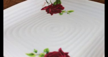 Domatesleri ve yıldız meyvelerini parçalara ayır