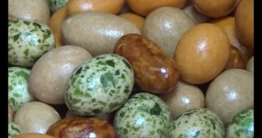 Tabakta kızarmış fıstık.