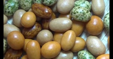 Tabakta kızarmış fıstık.