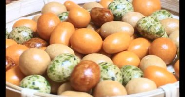 Tabakta kızarmış fıstık.