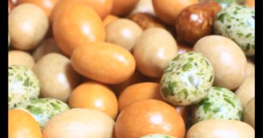 Tabakta kızarmış fıstık.