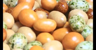 Tabakta kızarmış fıstık.