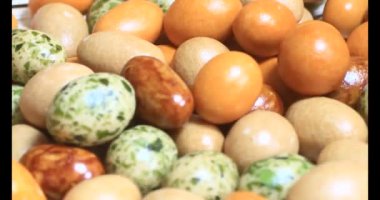 Tabakta kızarmış fıstık.