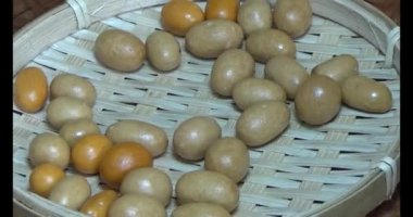 Tabakta kızarmış fıstık.