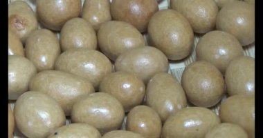 Tabakta kızarmış fıstık.