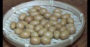 Tabakta kızarmış fıstık.