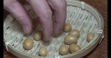 Tabakta kızarmış fıstık.