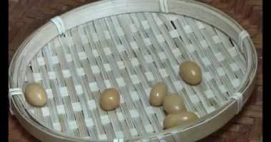 Tabakta kızarmış fıstık.