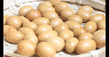 Tabakta kızarmış fıstık.