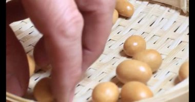 Tabakta kızarmış fıstık.