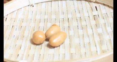 Tabakta kızarmış fıstık.