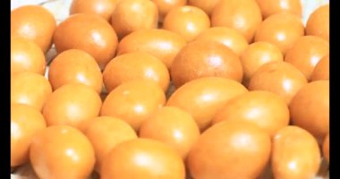 Tabakta kızarmış fıstık.