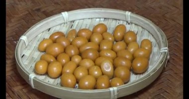 Tabakta kızarmış fıstık.