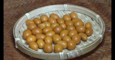 Tabakta kızarmış fıstık.