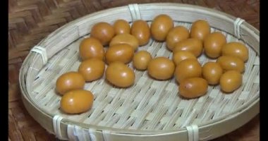 Tabakta kızarmış fıstık.