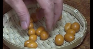 Tabakta kızarmış fıstık.