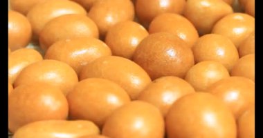 Tabakta kızarmış fıstık.