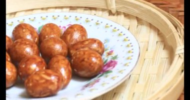 Tabakta kızarmış fıstık.