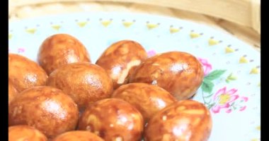 Tabakta kızarmış fıstık.