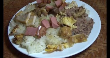 Yapışkan pirinç ve tabakta et