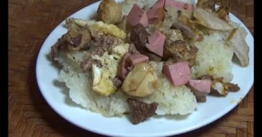 Yapışkan pirinç ve tabakta et