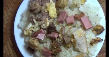 Yapışkan pirinç ve tabakta et