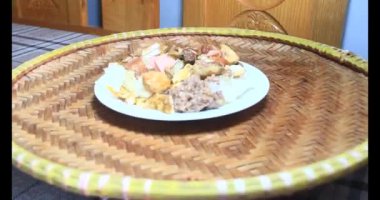 Yapışkan pirinç ve tabakta et