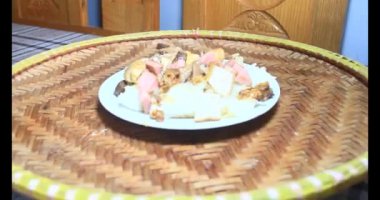 Yapışkan pirinç ve tabakta et