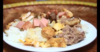 Yapışkan pirinç ve tabakta et